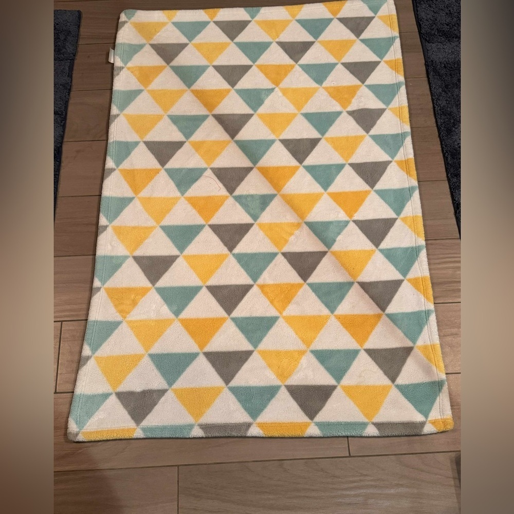 Tri-Color Geometric Throw Blanket 43in x 29in no stains or wear
